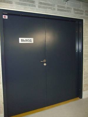 Черная пожаростойкая дверь с двумя створками Черная пожаростойкая дверь с двумя створками