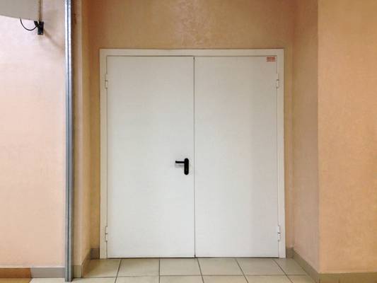 Двупольная огнеупорная дверь белого цвета Двупольная огнеупорная дверь белого цвета