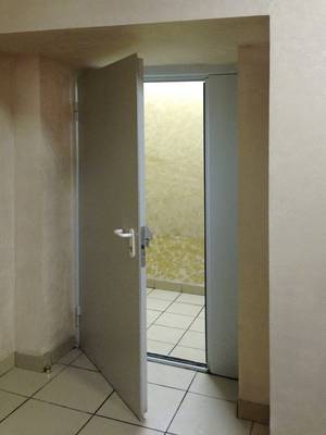 Полуторная пожаростойкая дверь с белой ручкой Полуторная пожаростойкая дверь с белой ручкой