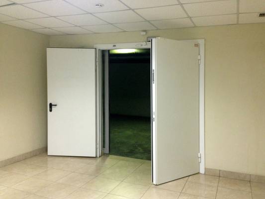 Белая глухая пожаростойкая дверь в больнице Белая глухая пожаростойкая дверь в больнице