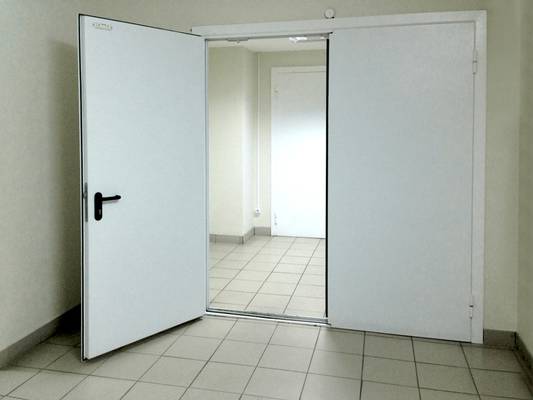 Белая двупольная пожаростойкая дверь Белая двупольная пожаростойкая дверь