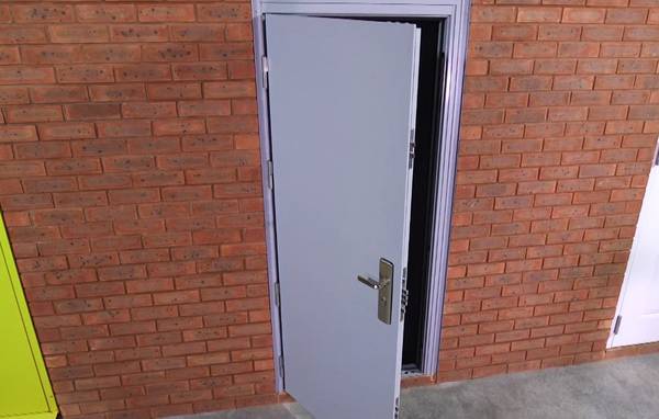 Дверь установлена