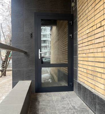 Алюминиевая дверь для хостела в Москве Алюминиевая дверь для хостела в Москве