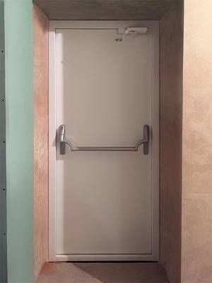 Дверь Антипаника (Камергерский переулок) Дверь Антипаника (Камергерский переулок)