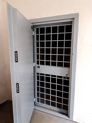 Дверь для кассы №14 Дверь для кассы №14