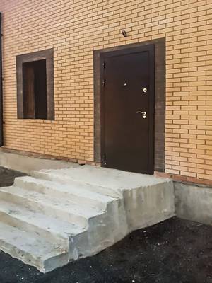 Дверь на входе в кирпичный дом Дверь на входе в кирпичный дом