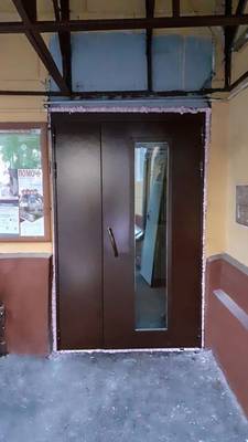 Дверь на входе в подъезд