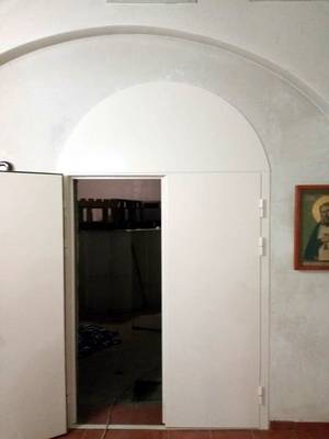 Дверь с арочной фрамугой (ул. Южнобутовская)