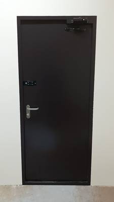 Дверь с кодовым замком, фото сзади (офисы, пер. Хользунова) Дверь с кодовым замком, фото сзади (офисы, пер. Хользунова)