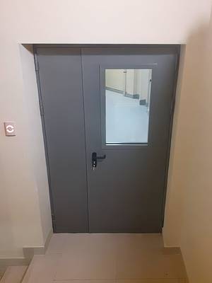 Дверь с остеклением, внешняя сторона (ул. Покрышкина, 4) Дверь с остеклением, внешняя сторона (ул. Покрышкина, 4)