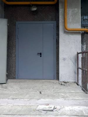 Дверь в подъезд жилого дома на Ярославском шоссе