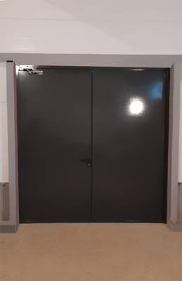 Двупольная дверь, вид сзади (склад, шоссе Энтузиастов, 4) Двупольная дверь, вид сзади (склад, шоссе Энтузиастов, 4)