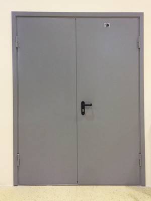 Серая пожаробезопасная дверь Серая пожаробезопасная дверь