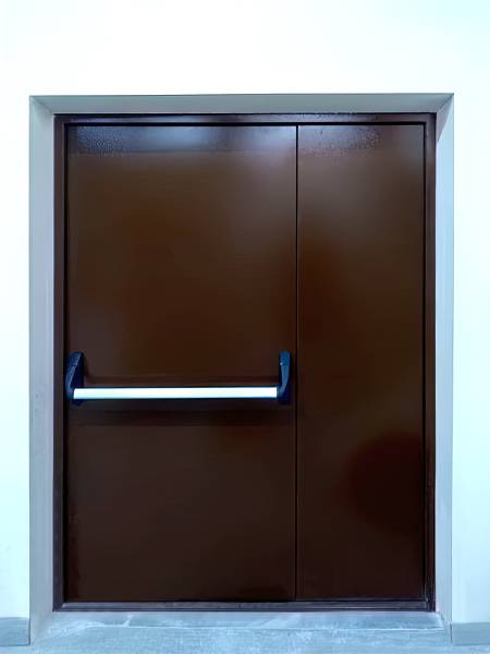 Двустворчатая дверь с ручкой Антипаника