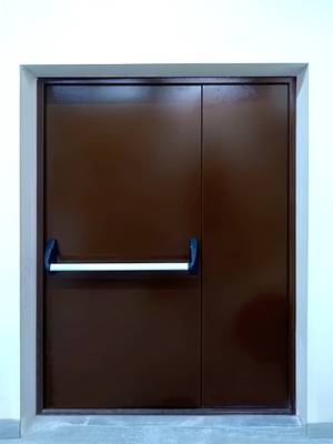 Двустворчатая дверь с ручкой Антипаника Двустворчатая дверь с ручкой Антипаника