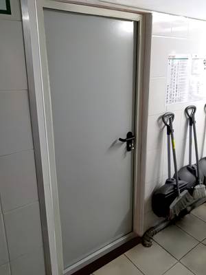 Глухая противопожарная дверь серого цвета Глухая противопожарная дверь серого цвета