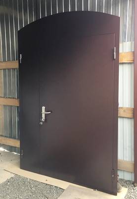 Коричневая полуторапольная дверь Коричневая полуторапольная дверь