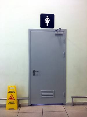 Однопольная дверь с вентрешеткой Однопольная дверь с вентрешеткой