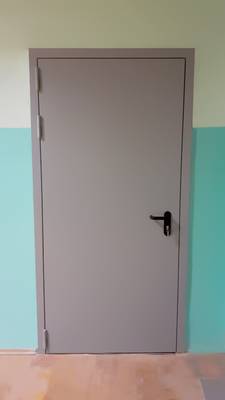 Однопольная дверь снаружи (коридор школы, р-н Марьина Роща) Однопольная дверь снаружи (коридор школы, р-н Марьина Роща)