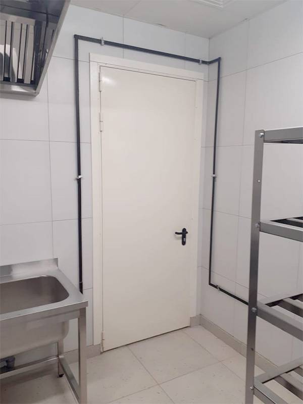 Однопольная дверь в помещении (г. Кубинка)