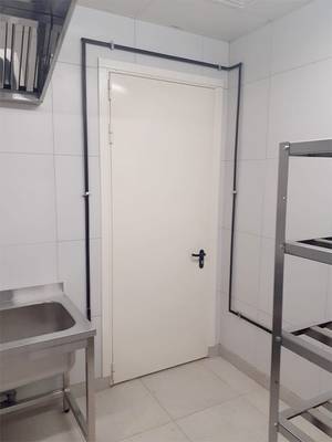 Однопольная дверь в помещении (г. Кубинка) Однопольная дверь в помещении (г. Кубинка)