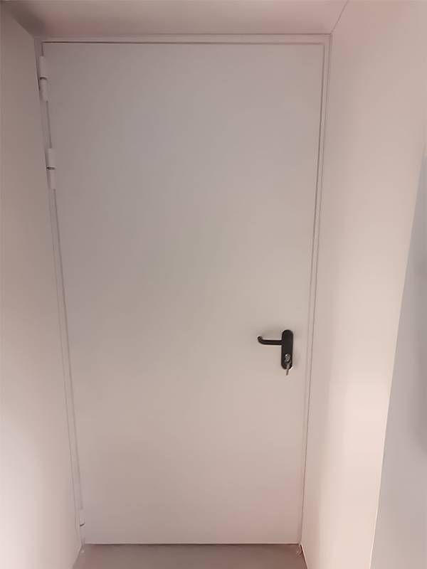 Однопольная дверь, вид снаружи