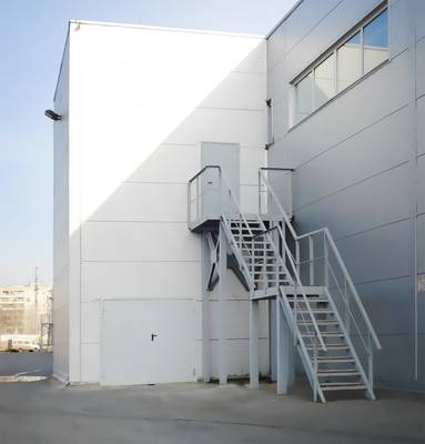 Однопольная и распашная огнестойкие двери в производственном здании Однопольная и распашная огнестойкие двери в производственном здании