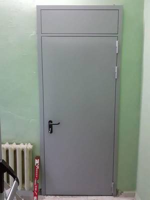 Одностворчатая дверь с фрамугой