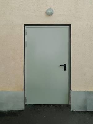 Огнестойкая дверь, внешняя сторона (ул. Барклая) Огнестойкая дверь, внешняя сторона (ул. Барклая)