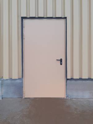 Огнеупорная дверь, вид снаружи (склад, ул. 2-я Вольская) Огнеупорная дверь, вид снаружи (склад, ул. 2-я Вольская)
