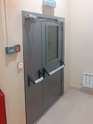 Остекленная дверь с ручками Антипаника (ул. Покрышкина, 4) Остекленная дверь с ручками Антипаника (ул. Покрышкина, 4)