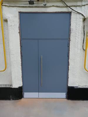 Подъездная дверь с глухой вставкой