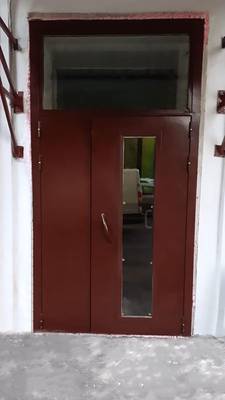 Подъездная дверь с прозрачной фрамугой