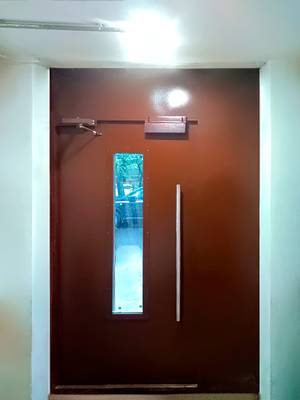 Подъездная дверь, внутренняя сторона Подъездная дверь, внутренняя сторона