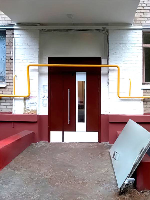 Полуторная дверь с остеклением (ул. 8-я Парковая, 25)