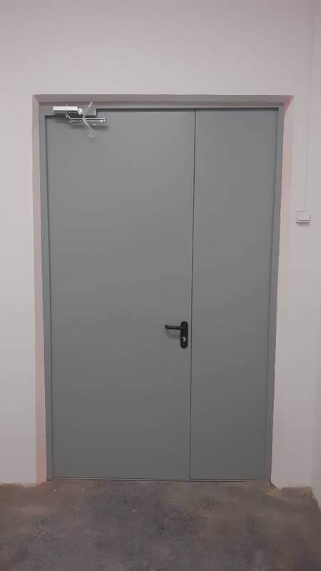 Полуторная дверь, вид сзади (коридор школы, р-н Марьина Роща)