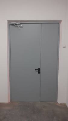 Полуторная дверь, вид сзади (коридор школы, р-н Марьина Роща) Полуторная дверь, вид сзади (коридор школы, р-н Марьина Роща)