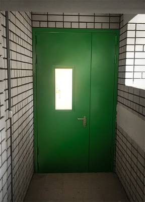 Полуторная зеленая дверь