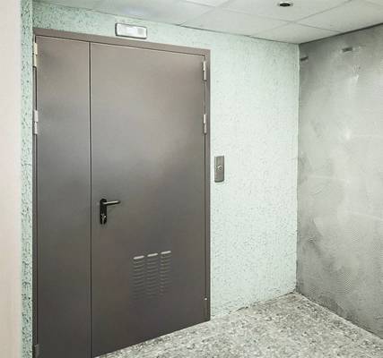 Полуторная противопожарная дверь с вентиляцией Полуторная противопожарная дверь с вентиляцией