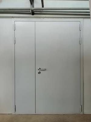 Полуторопольная дверь, фото снаружи (ММП им. В. В. Чернышёва) Полуторопольная дверь, фото снаружи (ММП им. В. В. Чернышёва)