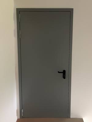 Пожаростойкая дверь серого цвета Пожаростойкая дверь серого цвета