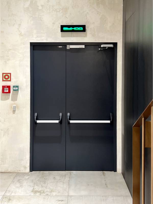 Противопожарная дверь Антипаника для магазина «Золотое яблоко»