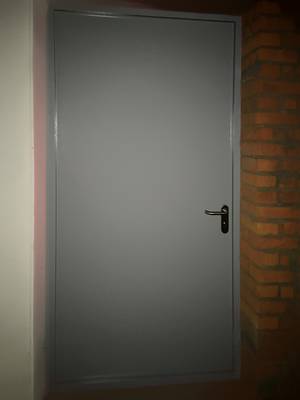 Противопожарная дверь, фото изнутри (пожарное депо) Противопожарная дверь, фото изнутри (пожарное депо)