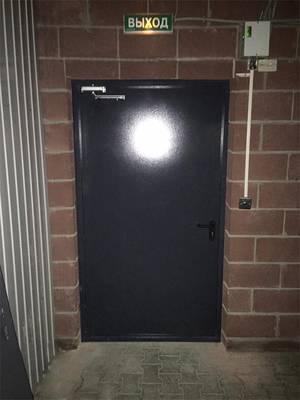 Противопожарная дверь изнутри Противопожарная дверь изнутри