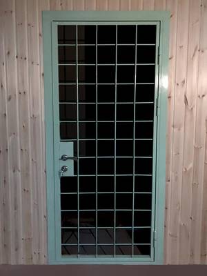 Решетчатая дверь в столовой общежития (г. Истра, ул. Центральная, 21) Решетчатая дверь в столовой общежития (г. Истра, ул. Центральная, 21)