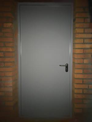 Серая дверь с внутренней стороны (пожарное депо) Серая дверь с внутренней стороны (пожарное депо)