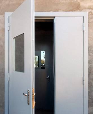 Серая техническая дверь Серая техническая дверь