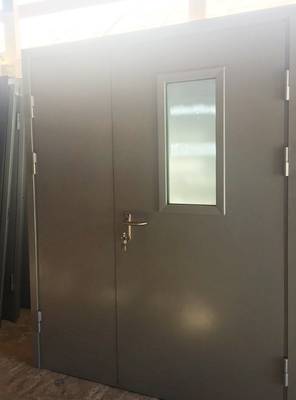 Полуторная серая дверь с противопожарным стеклом