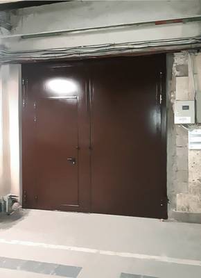 Стальные ворота с дверцей Стальные ворота с дверцей