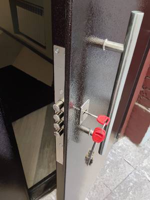 Сувальдный замок (офис логистической фирмы, ул. Гончарная) Сувальдный замок (офис логистической фирмы, ул. Гончарная)